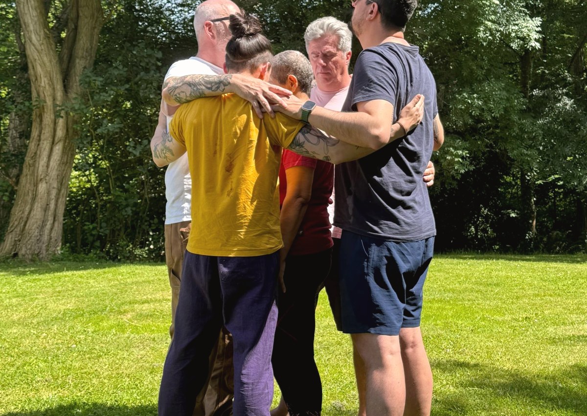 Groupe réuni en cercle à l’extérieur lors d’un rituel de clôture