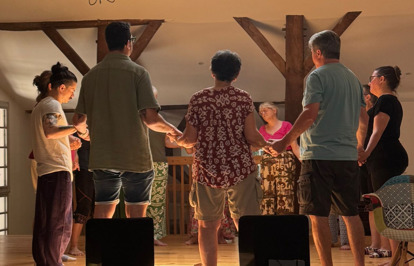 Cercle d’ouverture d’un stage chamanique en intérieur