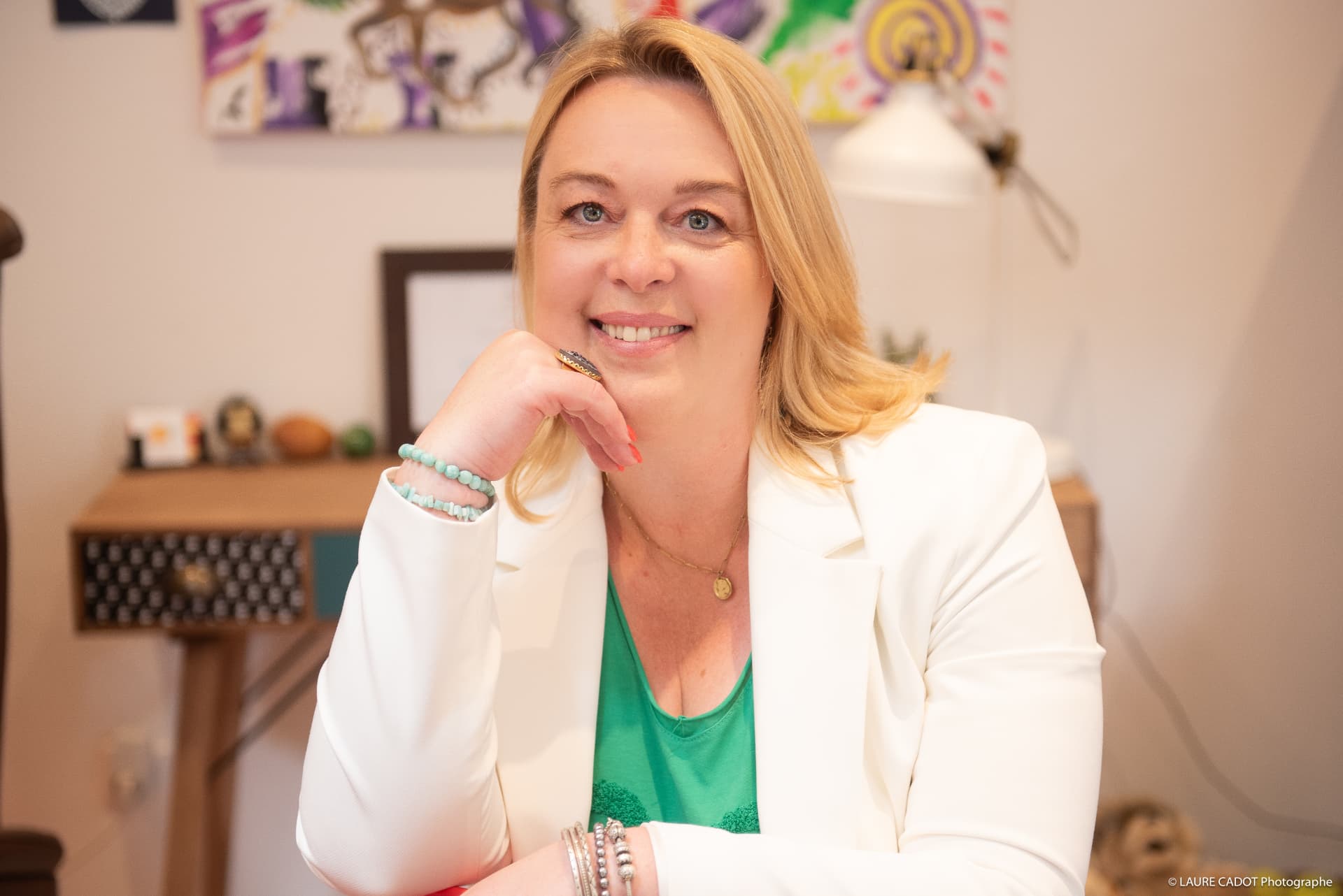 Séverine Barbey à son bureau, dans l’espace d’accueil du cabinet