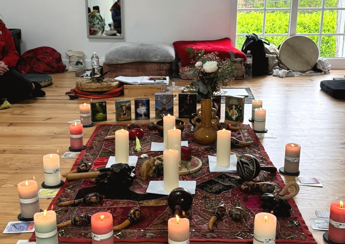 Autel de rituel chamanique : bougies, oracles et instruments disposés en cercle lors d’un stage